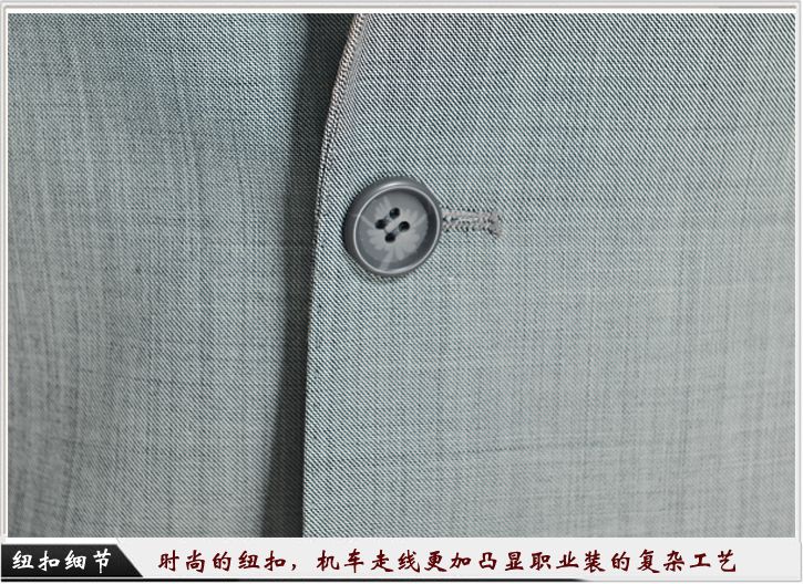 灰色平駁頭一粒扣職業(yè)裝定制-紐扣細(xì)節(jié)展示,經(jīng)典的平駁頭衣領(lǐng) 灰色平駁頭一粒扣職業(yè)裝定制-紐扣細(xì)節(jié)展示,經(jīng)典的平駁頭衣領(lǐng)